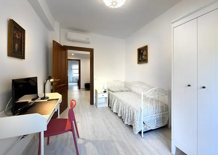 3 Bedroom Flat With Private Parking And Metro At 4 Mins Walk *
