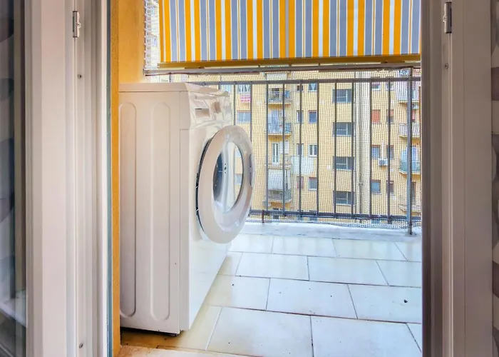 3 Bedroom Flat With Private Parking And Metro At 4 Mins Walk Apartment *