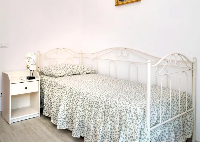 3 Bedroom Flat With Private Parking And Metro At 4 Mins Walk Apartment Rom