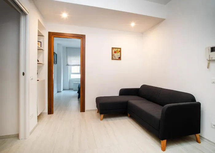 3 Bedroom Flat With Private Parking And Metro At 4 Mins Walk * Rom