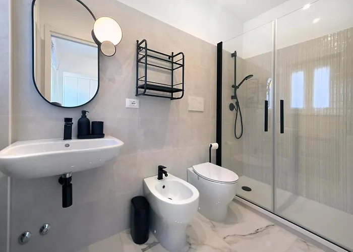 3 Bedroom Flat With Private Parking And Metro At 4 Mins Walk Apartment