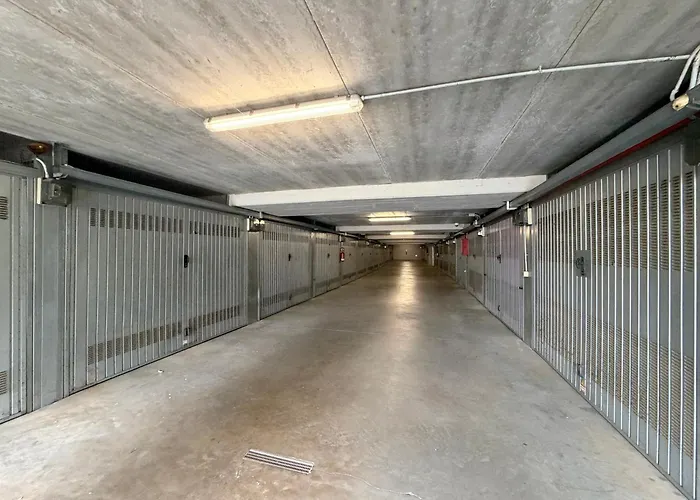 3 Bedroom Flat With Private Parking And Metro At 4 Mins Walk Apartment *