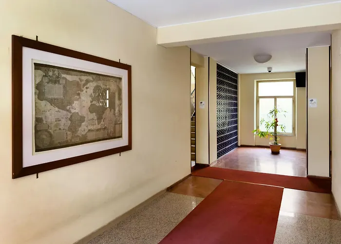 3 Bedroom Flat With Private Parking And Metro At 4 Mins Walk Apartment