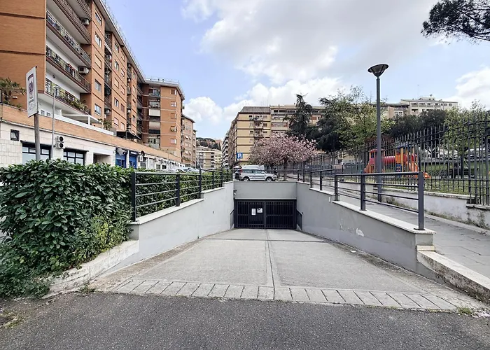 3 Bedroom Flat With Private Parking And Metro At 4 Mins Walk Apartment