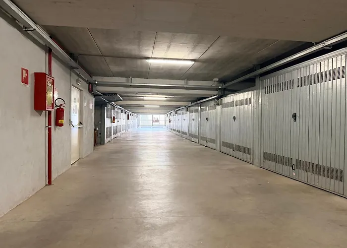3 Bedroom Flat With Private Parking And Metro At 4 Mins Walk *